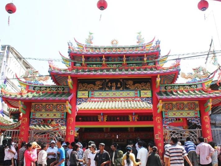 热闹的泼水大战：在实拉班让镇过中国新年